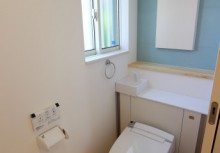 トイレ　空間がスッキリするキャビネット付トイレです。壁に貼ってあるデザインパネルは、見た目だけでなくパネル自体が調湿や脱臭効果があります。