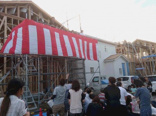 久し振りの餅投げ、大盛況🎵