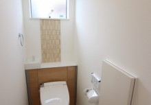 空間がスッキリするキャビネット付トイレです。壁に貼ってあるデザインパネルは、見た目だけでなくパネル自体が調湿や脱臭効果があります。