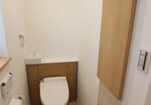 トイレ　空間がスッキリするキャビネット付トイレです。壁に貼ってあるデザインパネルは、見た目だけでなくパネル自体が調湿や脱臭効果があります。