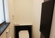 トイレ　空間がスッキリするキャビネット付トイレです。壁に貼ってあるデザインパネルは、見た目だけでなくパネル自体が調湿や脱臭効果があります
