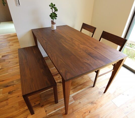 ダイニングテーブル　グループ会社の９６４（くらし）プロダクトが提供するウォールナットテーブル。無垢特有の木目が美しく、食事が楽しめて住空間が一層引き立ちます。