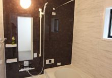 浴室　アクセントパネルを利用した落ち着いた空間のユニットバス。浴室暖房換気乾燥機付きで、浴槽はもちろん、床や壁は断熱仕様なので快適にお使い頂けます。