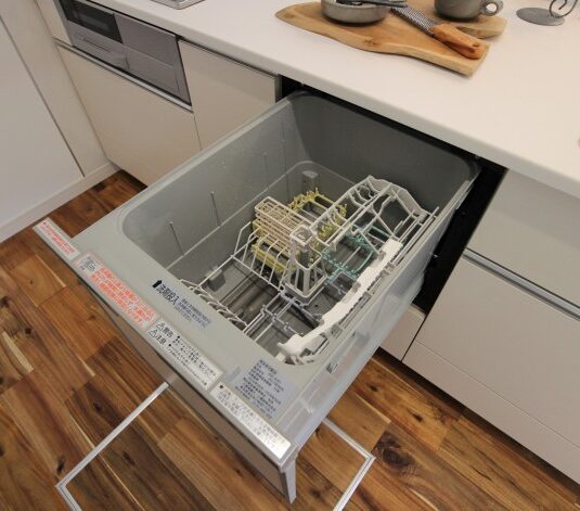 食洗器　約５人分洗浄でき、強力パワーのターボ噴射で隅々まで洗浄できます。