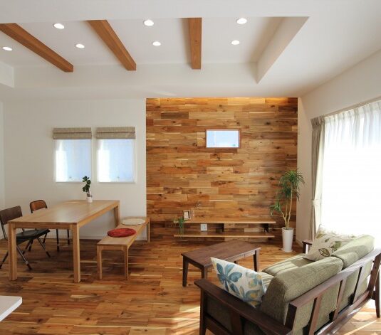 LDK　床やデザイン壁に落ち着いた重厚感のあるアカシアの自然素材を採用。注文住宅ならではのプランニングをご提供致します。